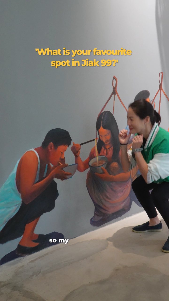 Visitors at the JIAK 99 hawker mural